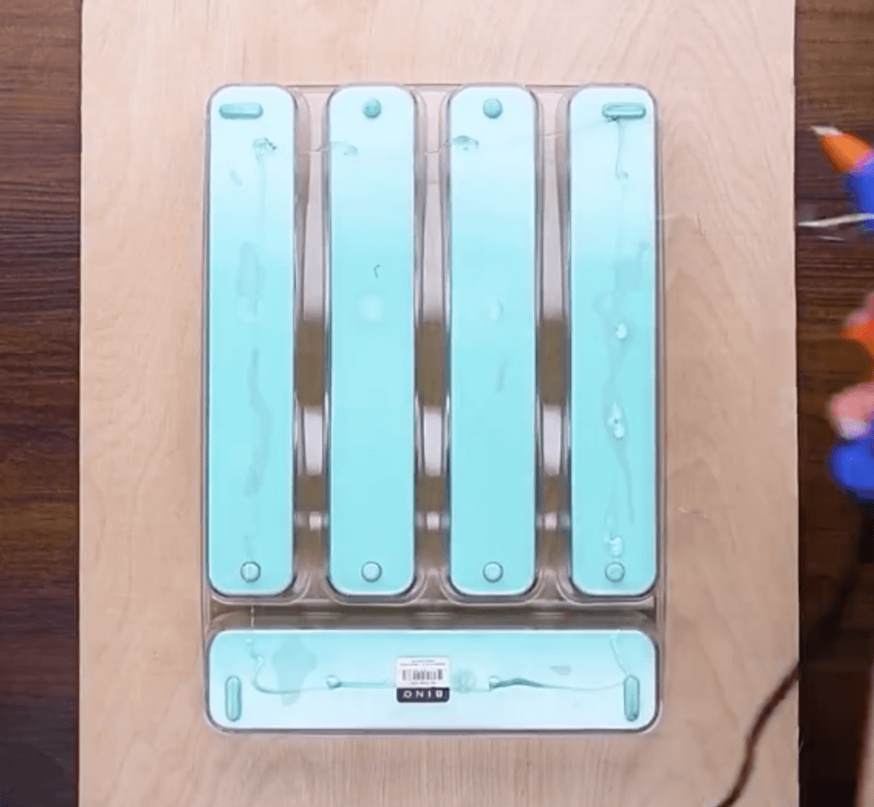 The drawer organizer glued on plywood